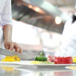 Utiliser le matériel de premiers secours adéquat dans la restauration et l'industrie alimentaire