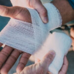 Bandage hydrophile élastique, qu’est-ce que c’est et comment l’utiliser?